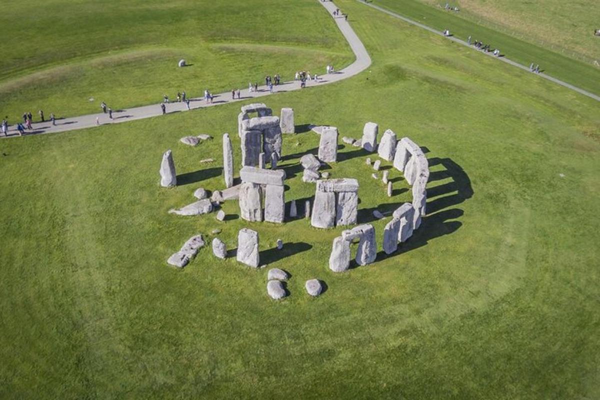 una vista aerea di un monumento in pietra in un campo