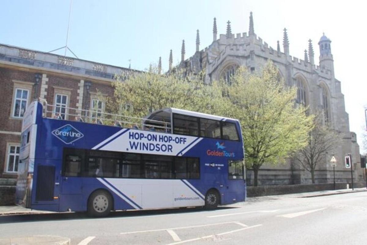 un autobus blu a due piani parcheggiato davanti a un edificio