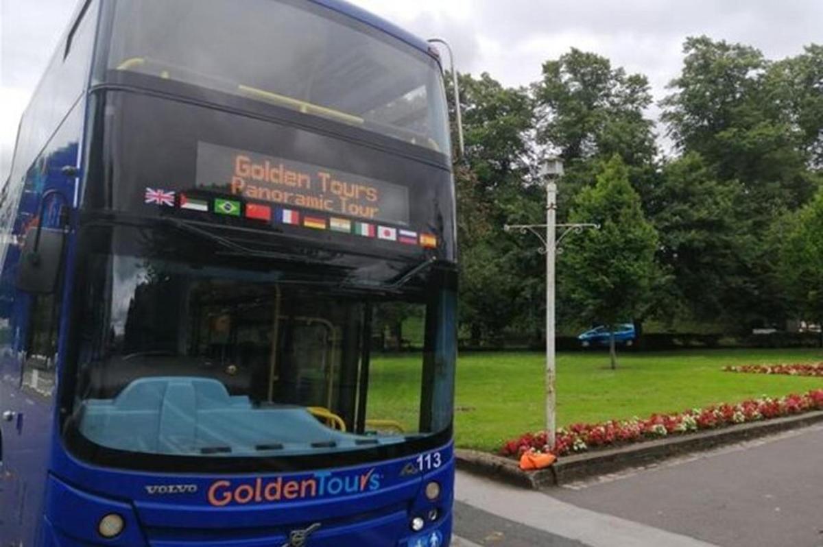 un autobus blu a due piani parcheggiato su una strada