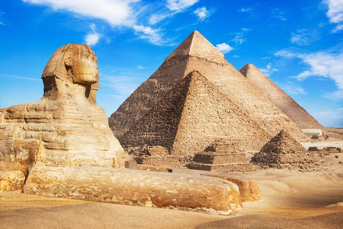 kuju Giza püramiidide ees