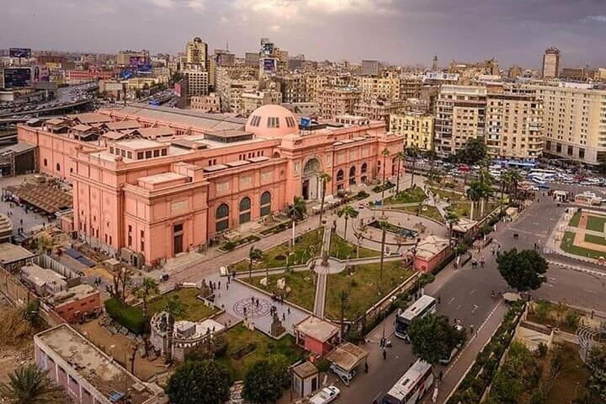 منظر جوي لمبنى كبير في المدينة