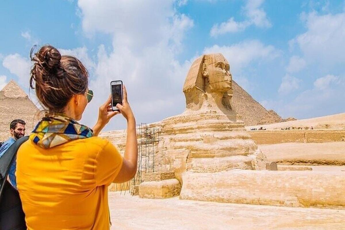 امرأة تلتقط صورة للأهرامات