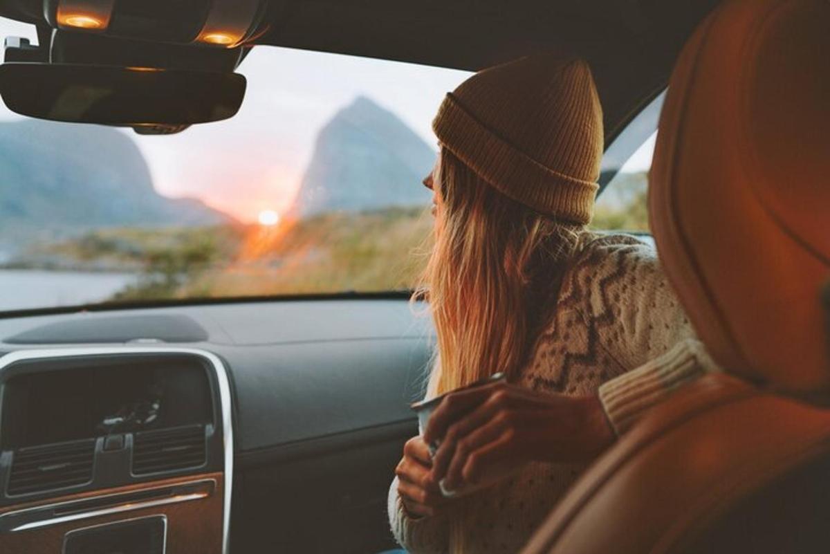 una mujer mirando por la ventana de un coche