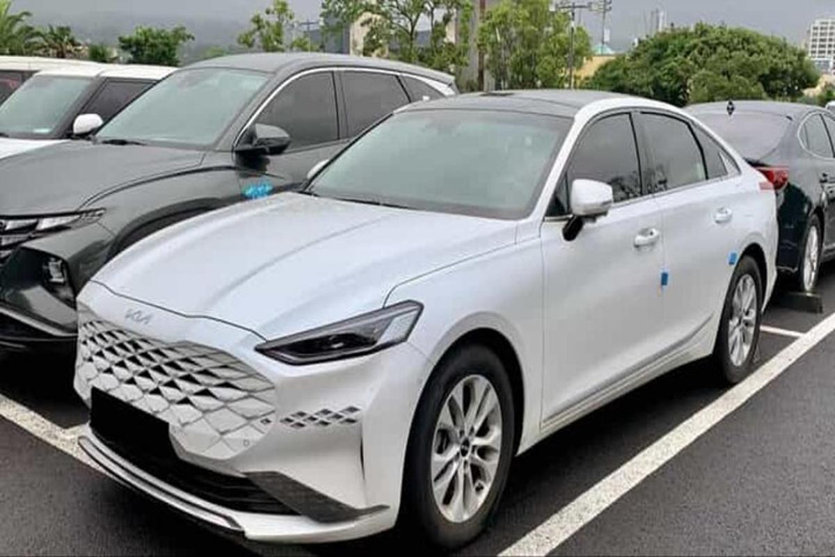 Un Lexus UX blanco estacionado en un estacionamiento