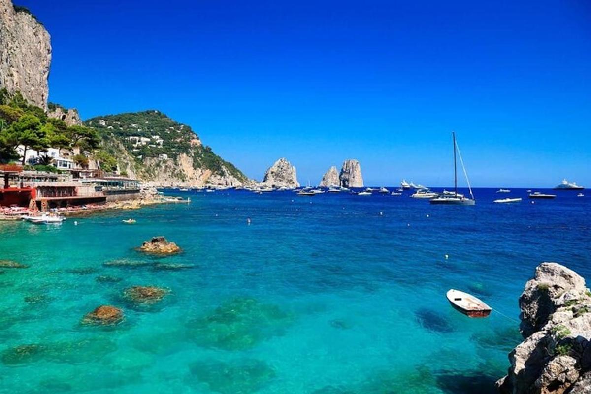 Una vista de una playa con barcos en el agua.