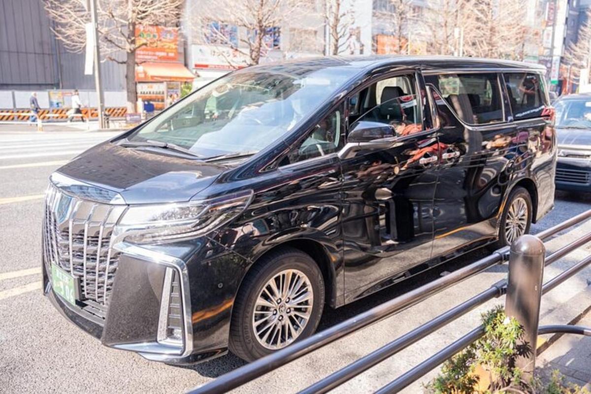 černé auto je zaparkované na ulici