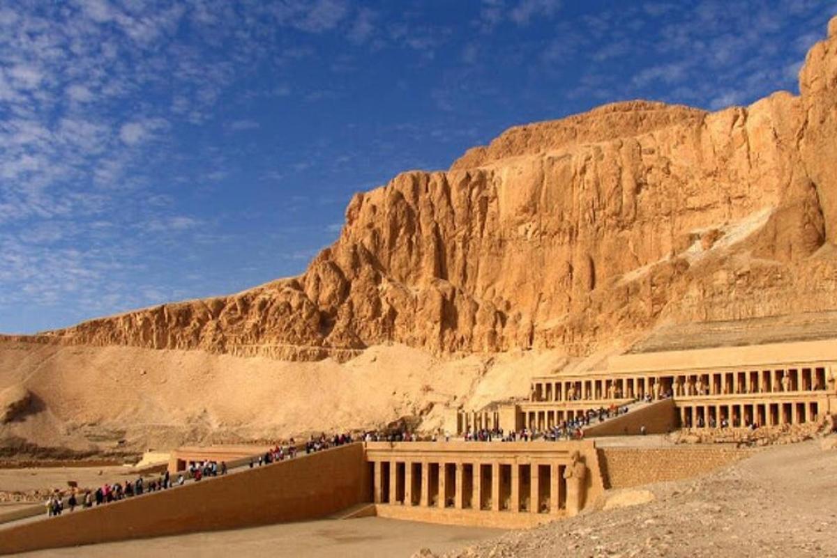 مجموعة من الناس يقفون أمام جبل