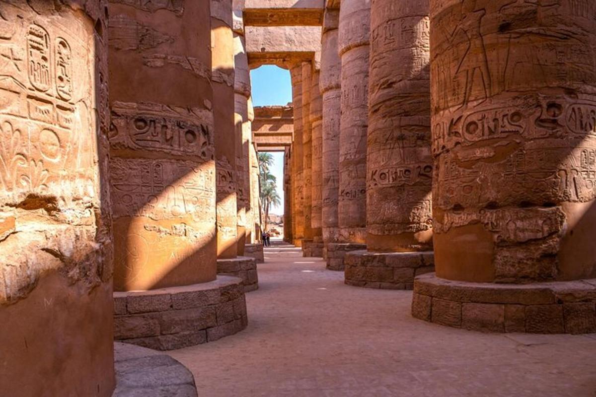 ممر فارغ في مبنى قديم به أعمدة