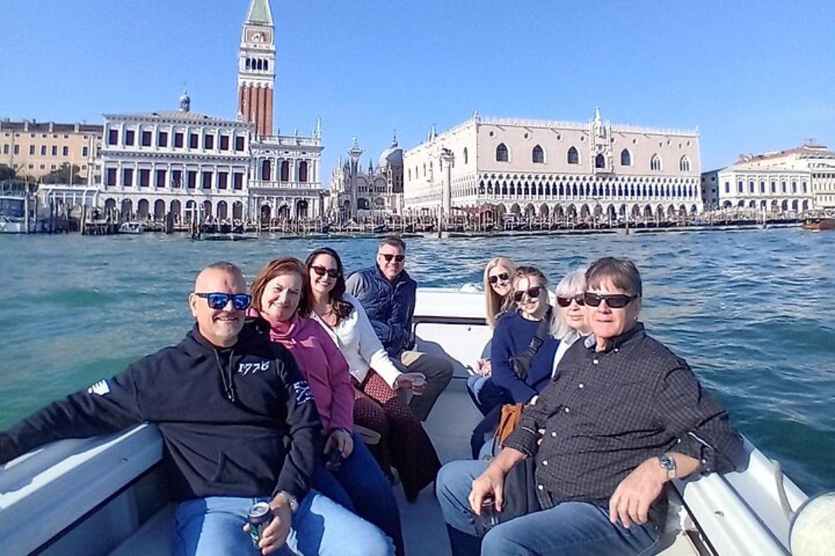 un gruppo di persone su una barca in acqua