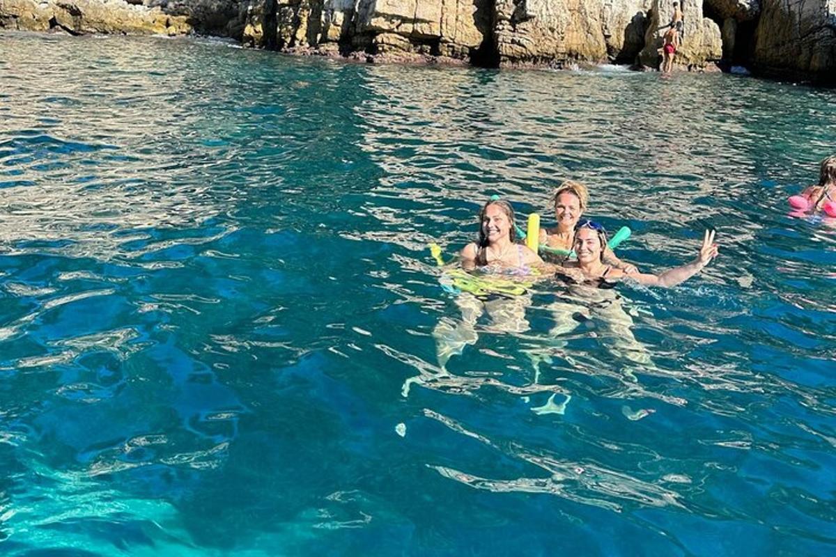 чоловік і дві дівчини плавають у воді