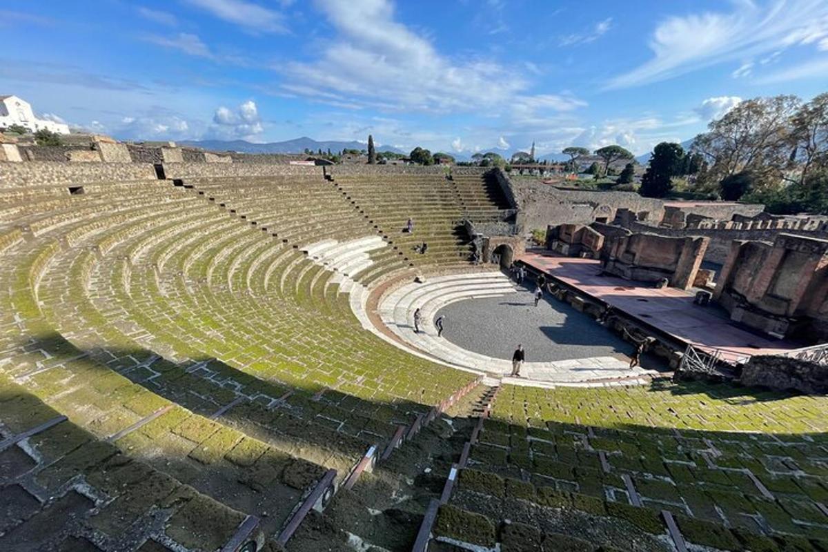 um anfiteatro vazio com uma pessoa em pé nele