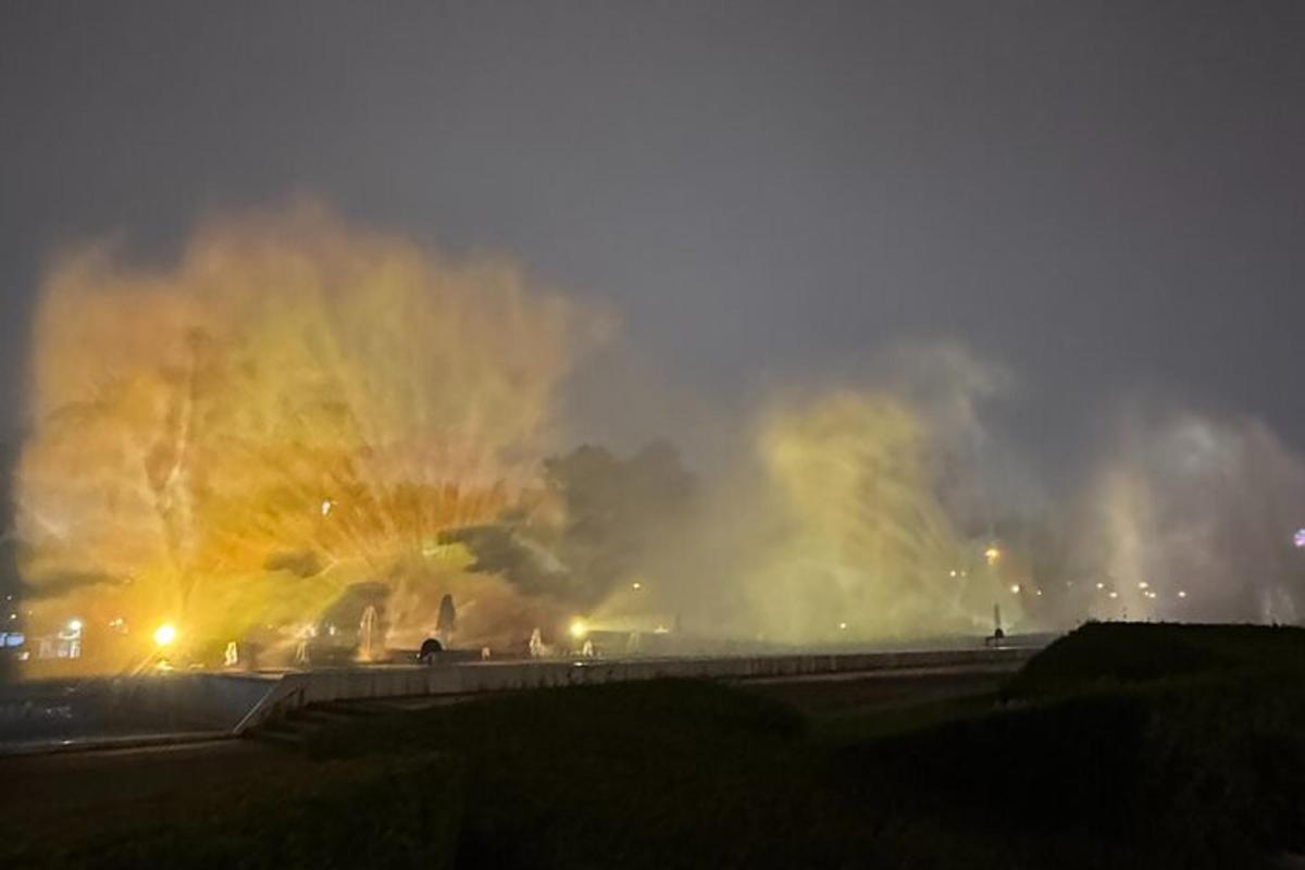 Un incendio al costado de una carretera por la noche