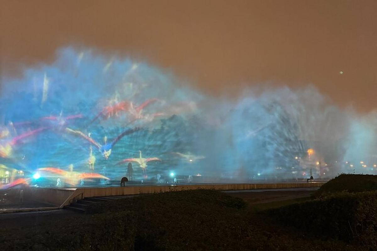 Un incendio con humo y luces en el cielo.