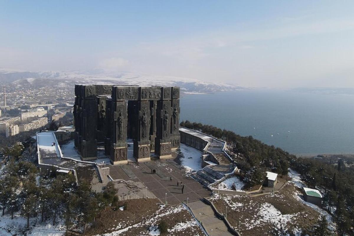 una vista aerea di un edificio su una collina vicino all'acqua