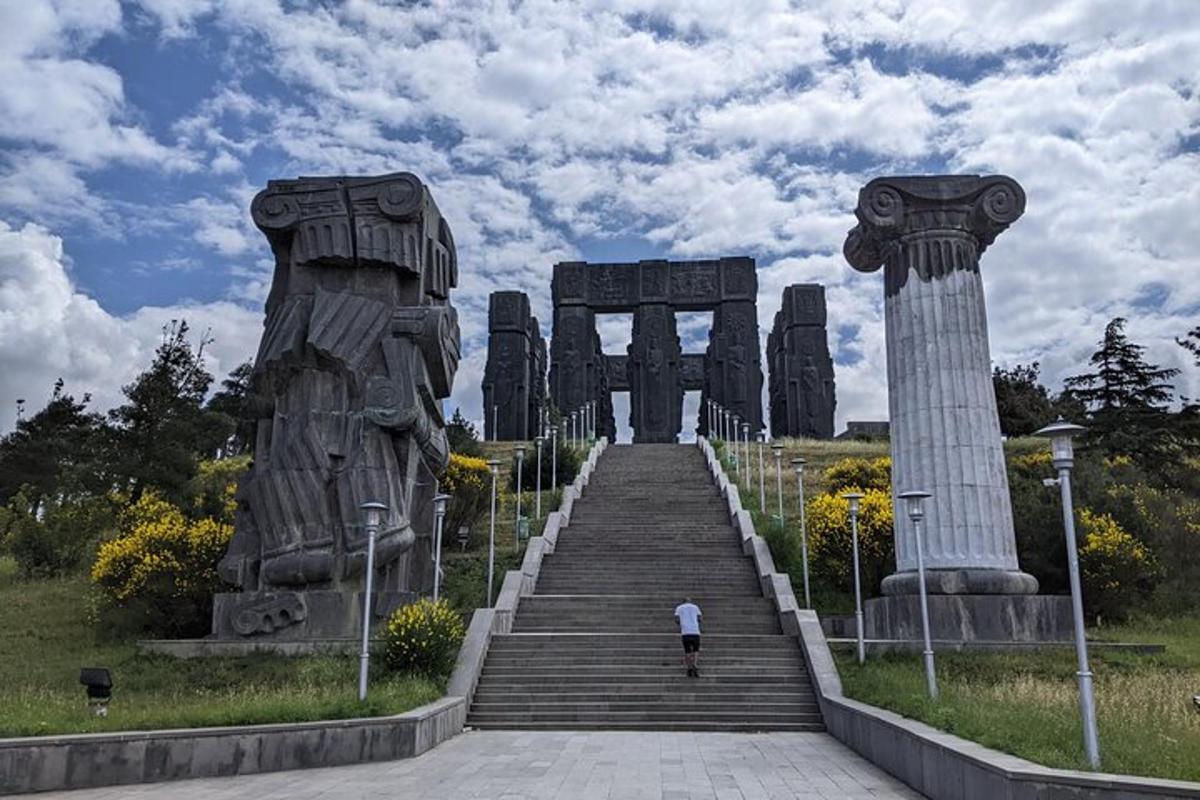 seseorang berjalan menaiki tangga di hadapan monumen