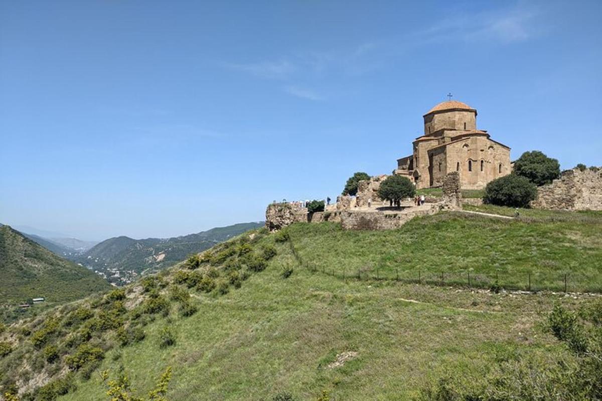un vecchio edificio sul fianco di una collina