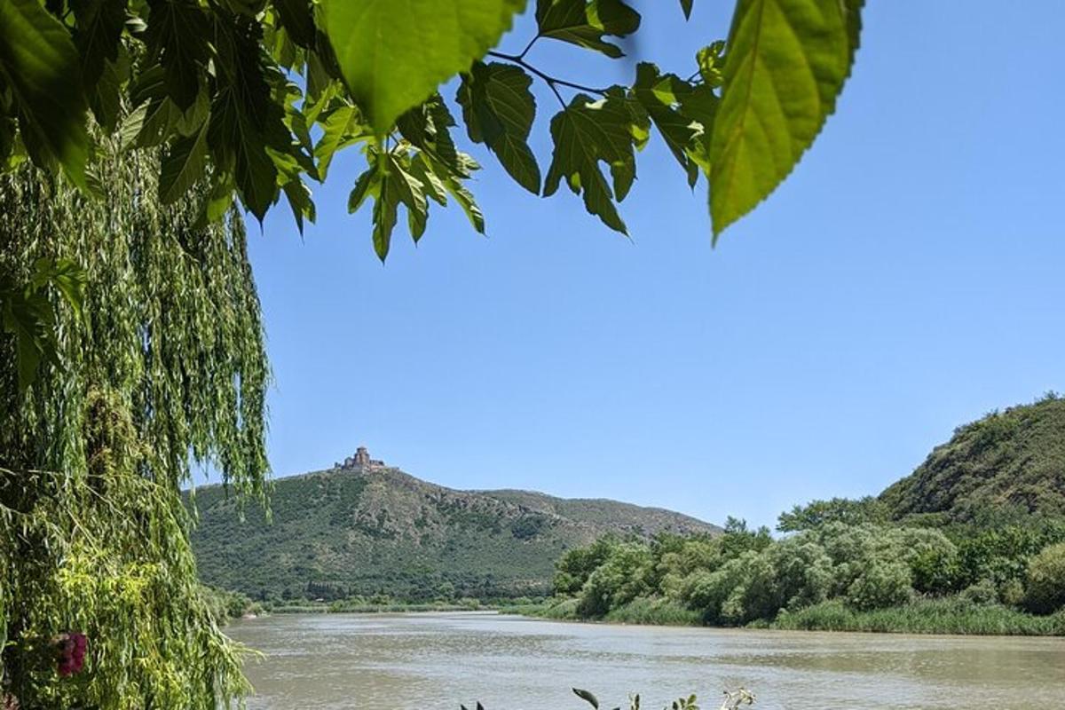 pemandangan sungai dengan latar belakang gunung