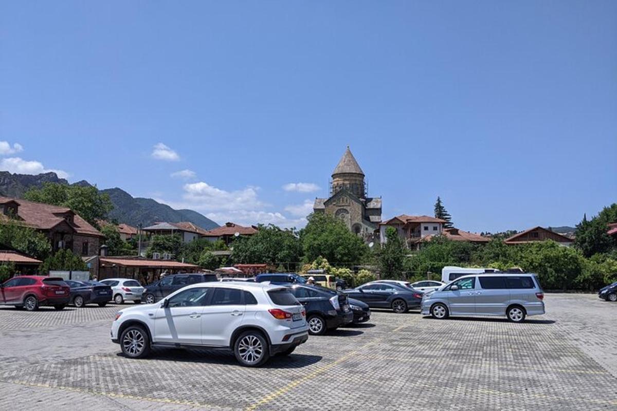 un parcheggio con auto parcheggiate davanti a un edificio