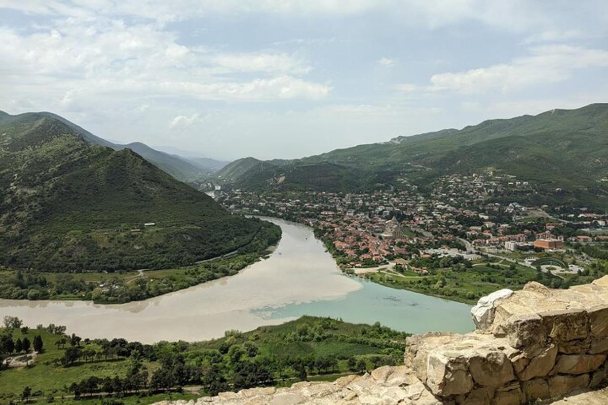 una vista di un fiume con una città e montagne
