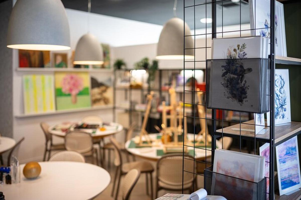 una sala da pranzo con tavoli e sedie e una vetrina