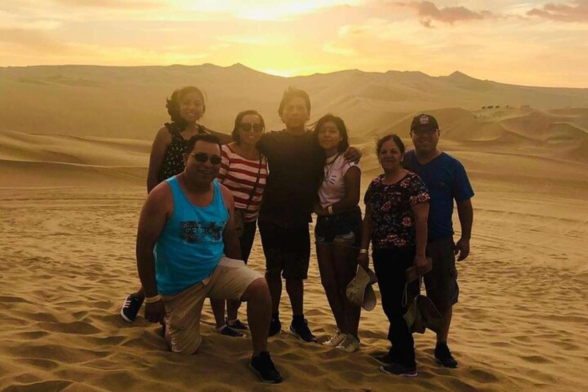 un gruppo di persone in posa per una foto nel deserto
