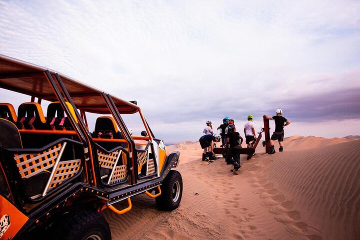 un gruppo di persone che camminano nel deserto