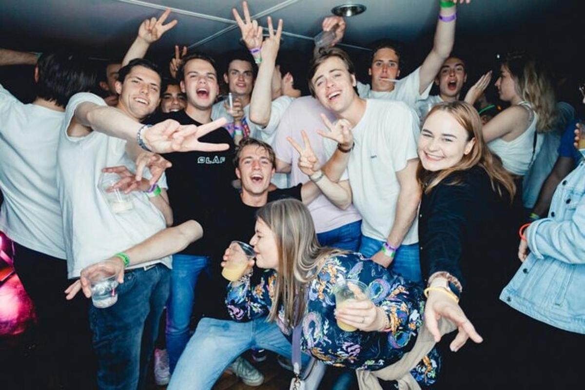 grupp inimesi, kes peol tantsivad
