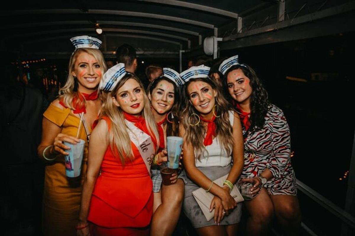 un grup de dones posant per a una foto en una festa