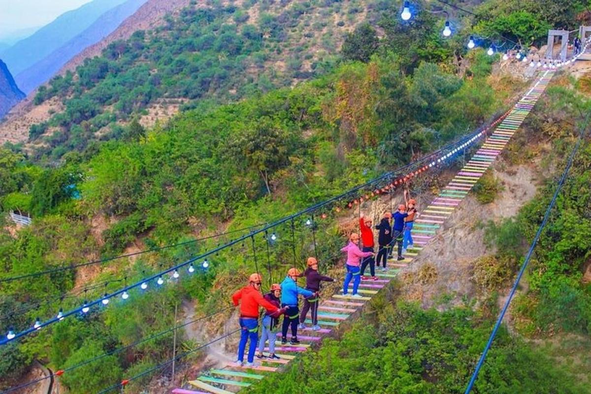 sekumpulan orang berjalan mendaki bukit