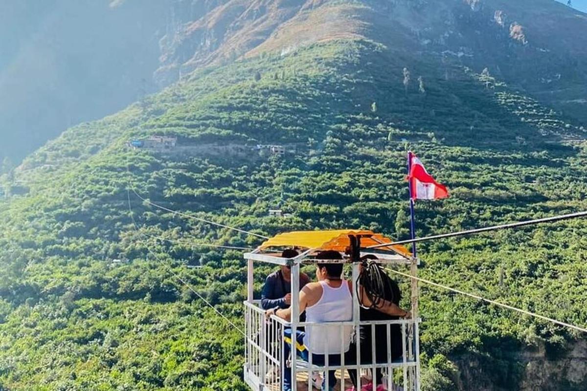 Δύο άνθρωποι κάθονται σε μια γόνδολα με μια ομπρέλα