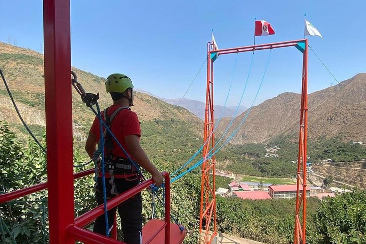 Ένας άντρας που στέκεται πάνω σε μια κόκκινη κατασκευή