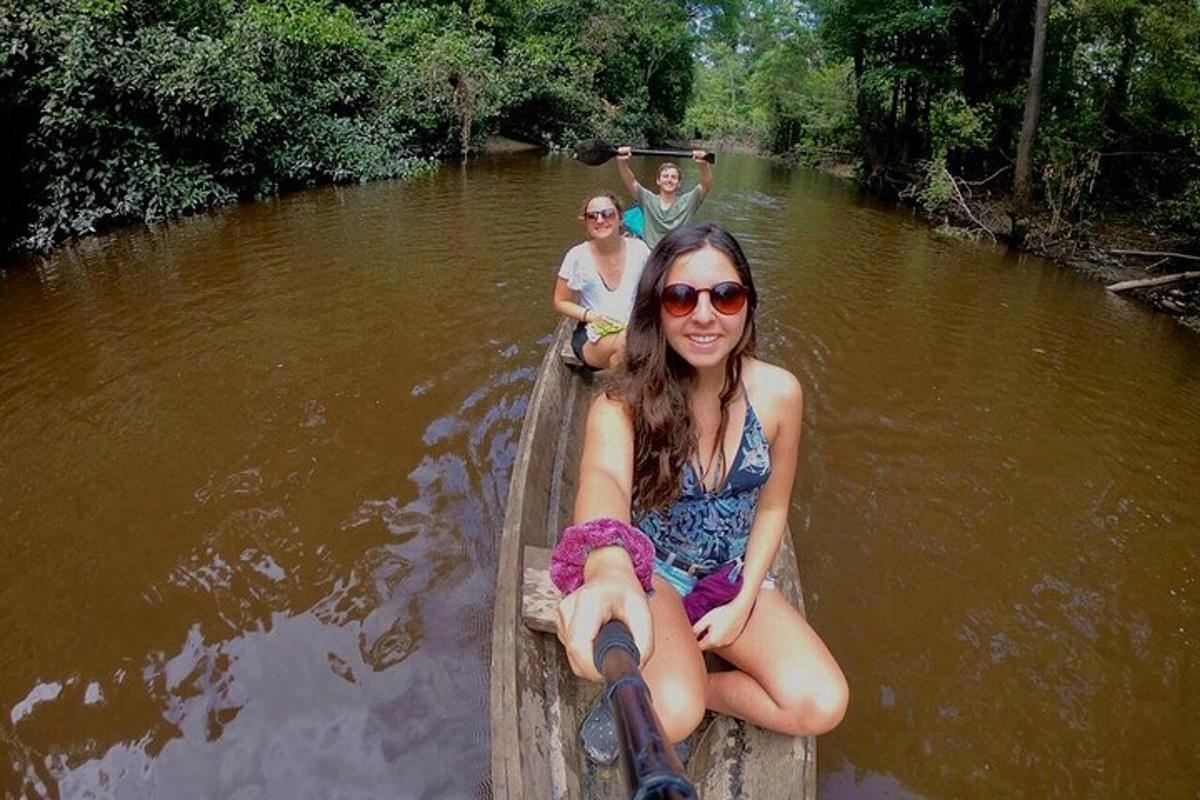 um grupo de pessoas andando de barco em um rio