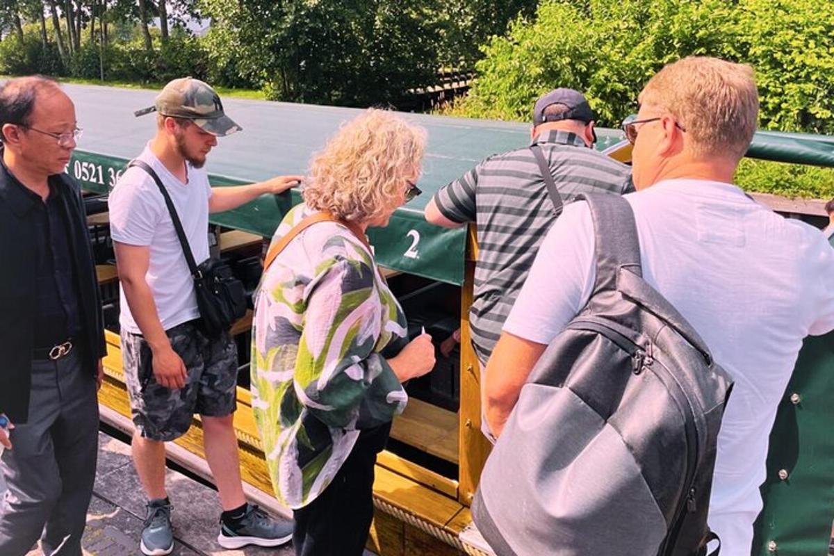 un grup de oameni care stau în fața unui autobuz