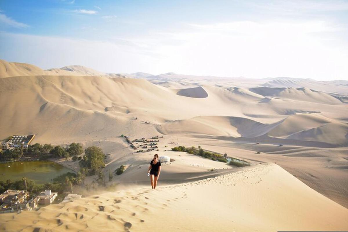 una donna che cammina su una duna di sabbia nel deserto