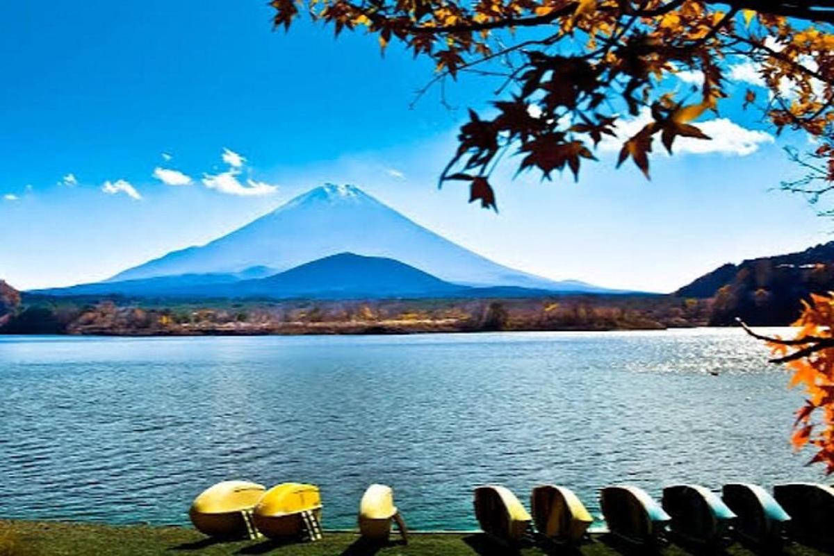 una vista de una montaña sobre un cuerpo de agua
