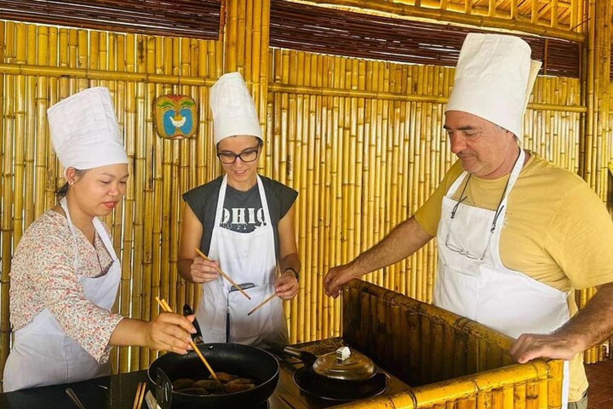 μια ομάδα ανθρώπων σε μια κουζίνα που ετοιμάζει φαγητό