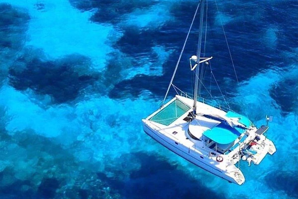 una barca bianca che galleggia nell'acqua blu