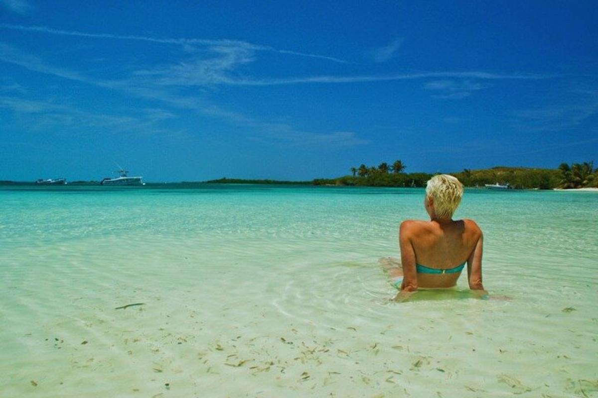 una donna seduta nell'acqua su una spiaggia