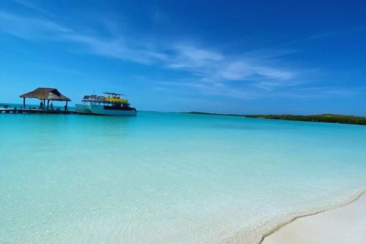 sebuah bot besar di dalam air di sebelah pantai