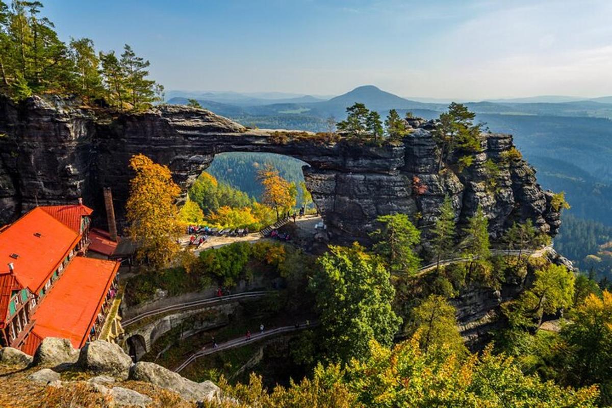 Blick auf eine Steinbrücke auf einem Berg