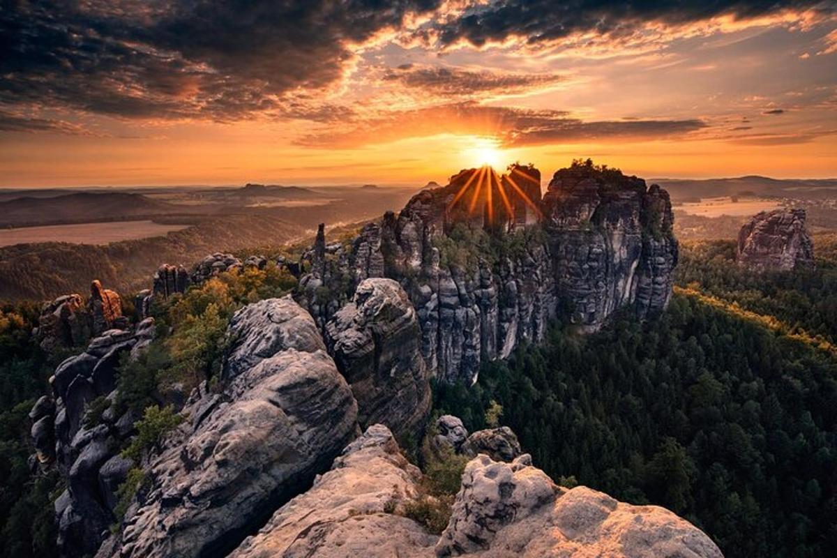 ein Blick auf einen Berg mit Sonnenuntergang