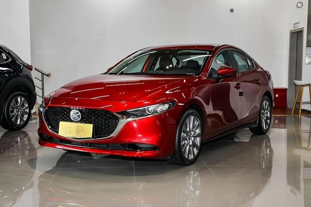 rdeč avto Mazda parkiran v sobi