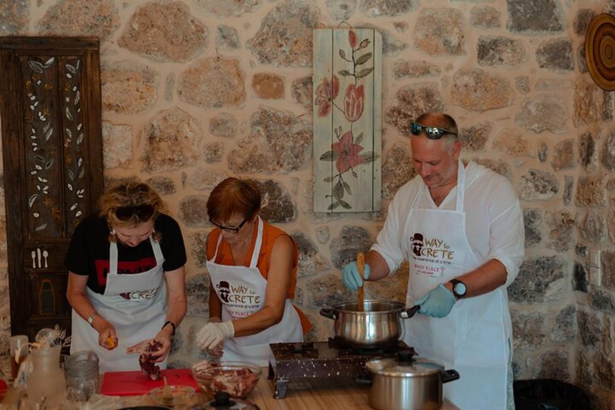 un gruppo di persone in cucina che preparano il cibo