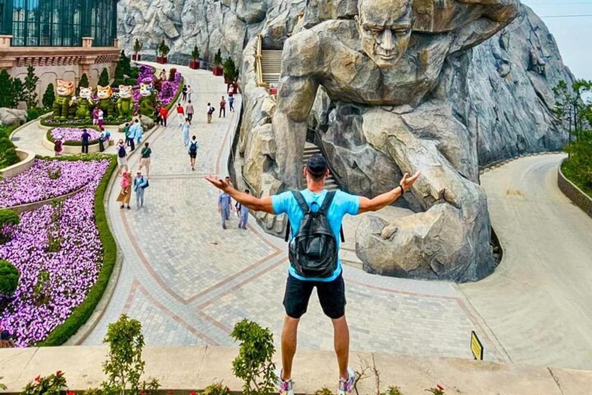 seljakotiga mees seisab rulapargi ees