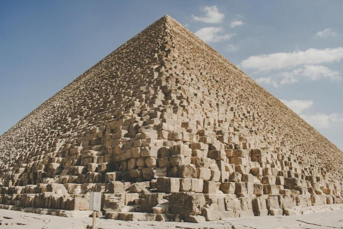 una grande piramide con un cielo blu sullo sfondo