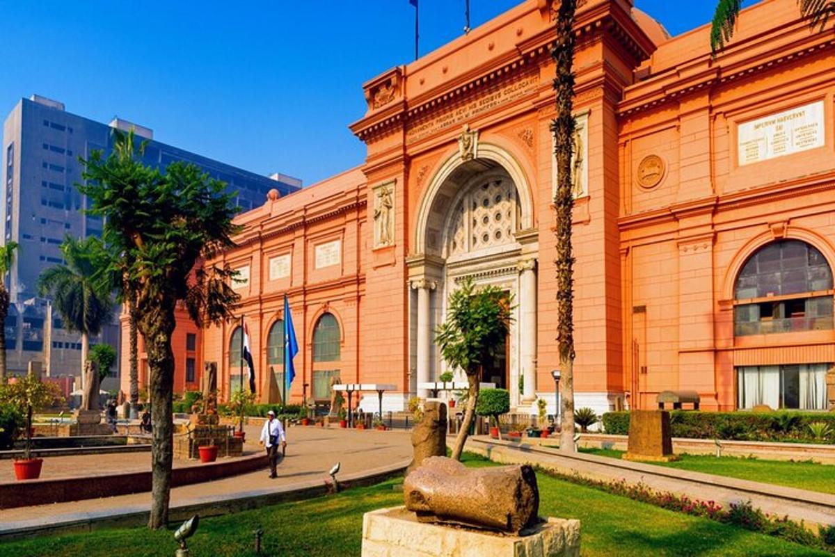 un grande edificio con una statua di fronte