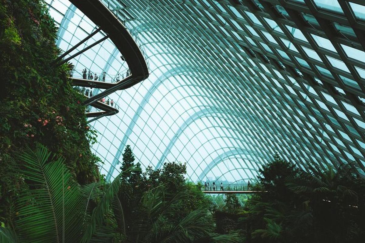 um grande edifício com cúpula de vidro e plantas