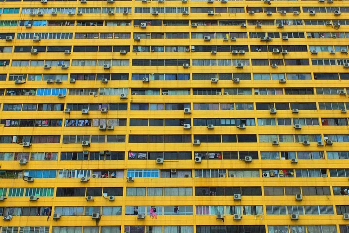 bangunan kuning tinggi dengan banyak tingkap