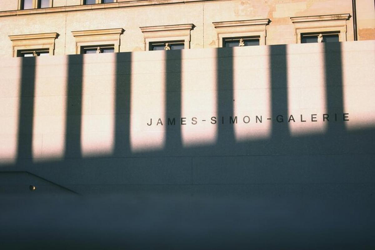 ผนังที่มีคำว่า james shuman gallery อยู่