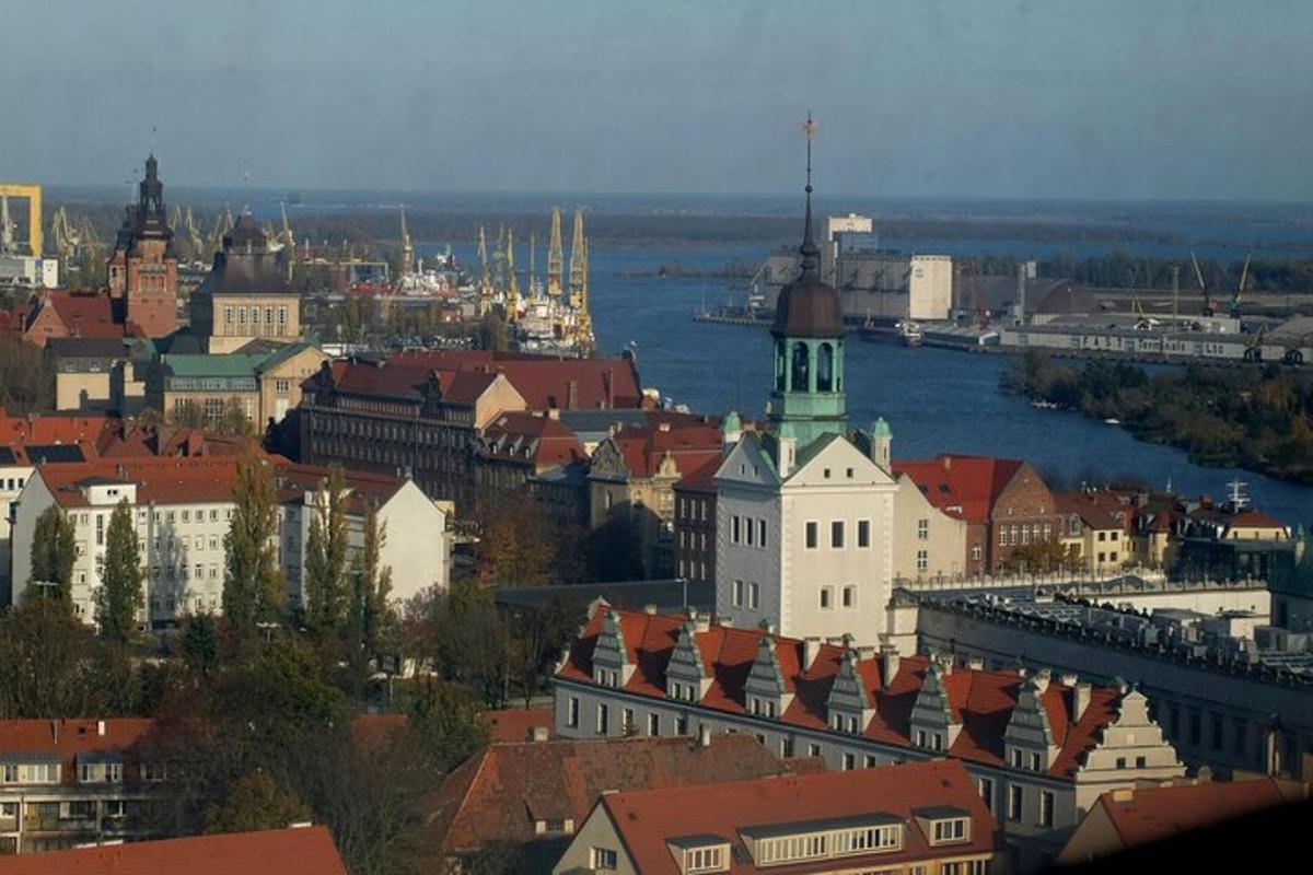 útsýni yfir borg með ánni og byggingum